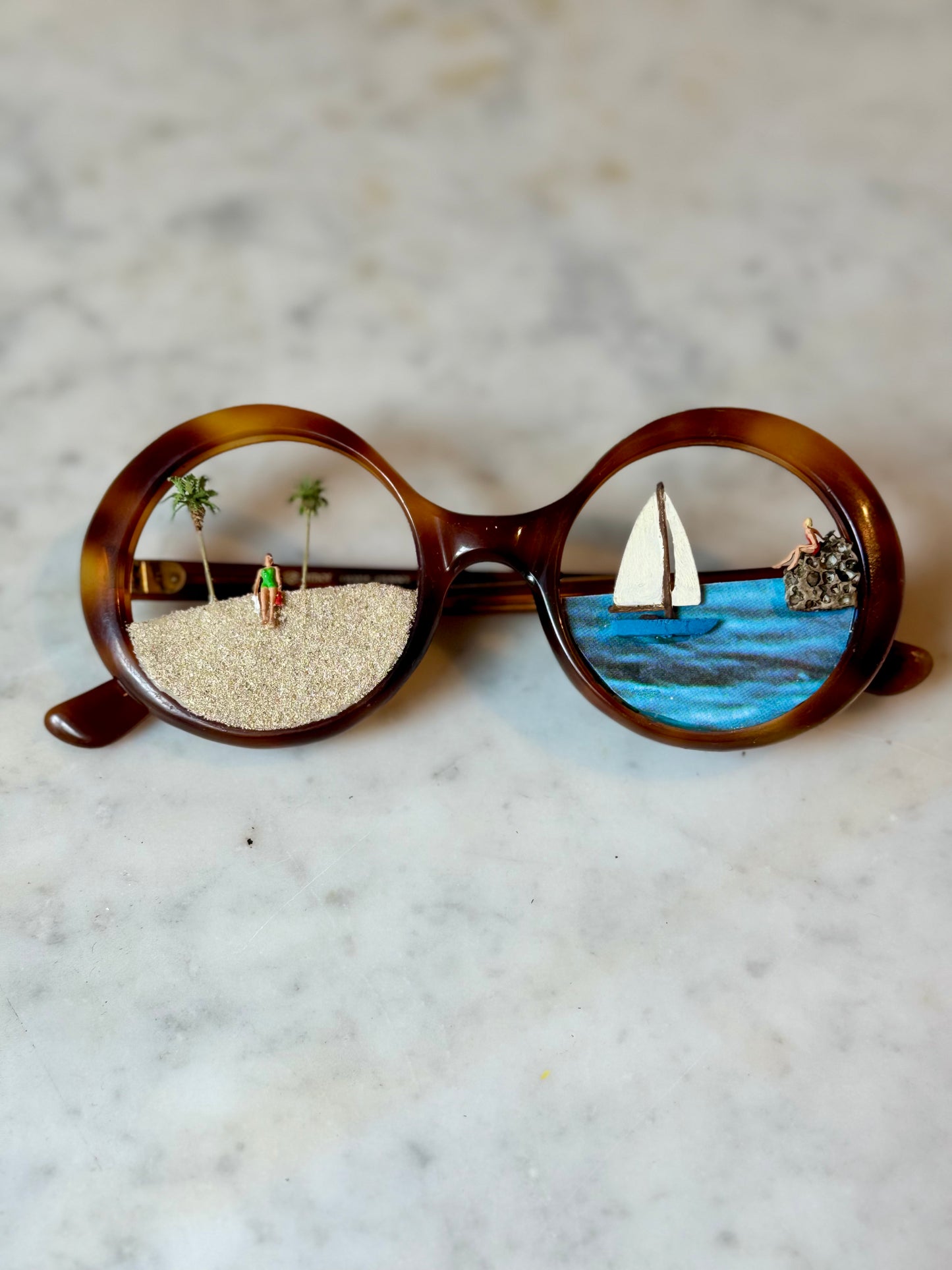 "Bienvenue au Soleil" Surreal glasses by Maïssa Toulet